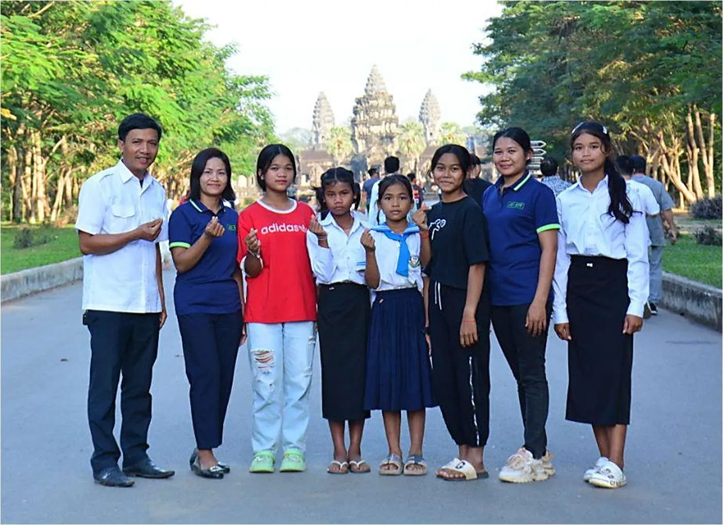 Des jeunes filles du mont Kulen soutenues par l'association, devant le temple d'Angkor Wat