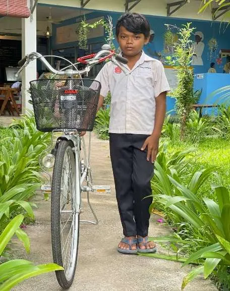Un écolier de Siem Reap avec le vélo offert par l'association