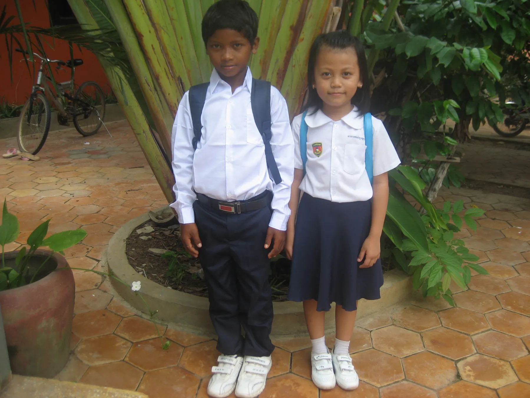 Deux écoliers en uniforme