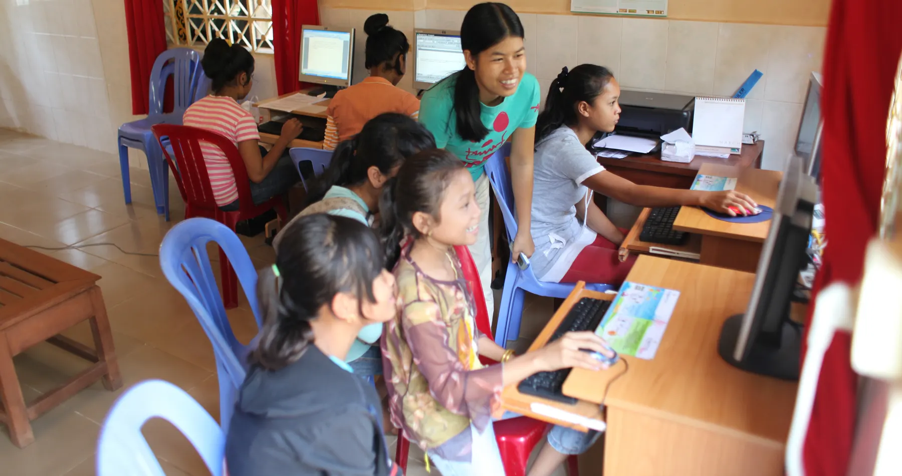 Des enfants de l'association en cours d'informatique